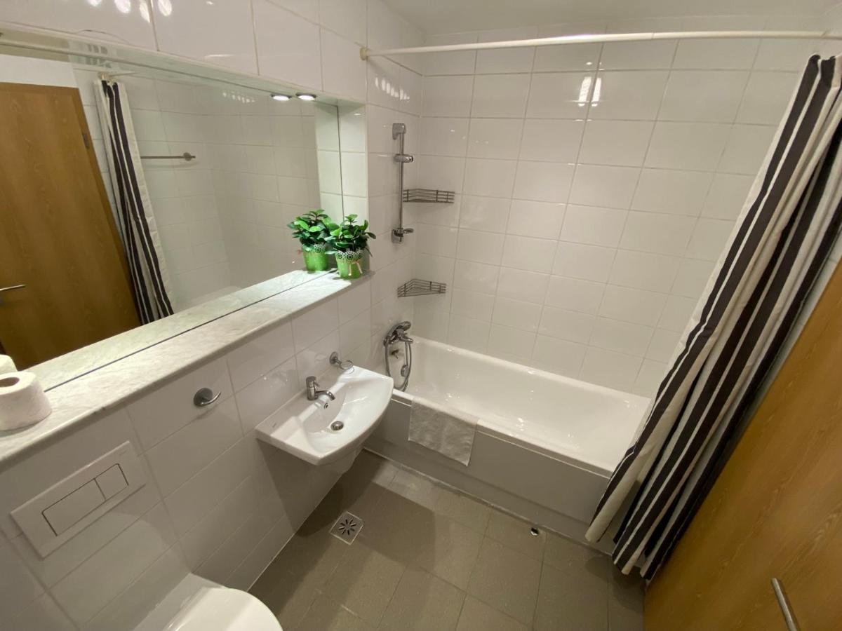 Green Apartment 214 With Private Parking ブカレスト エクステリア 写真