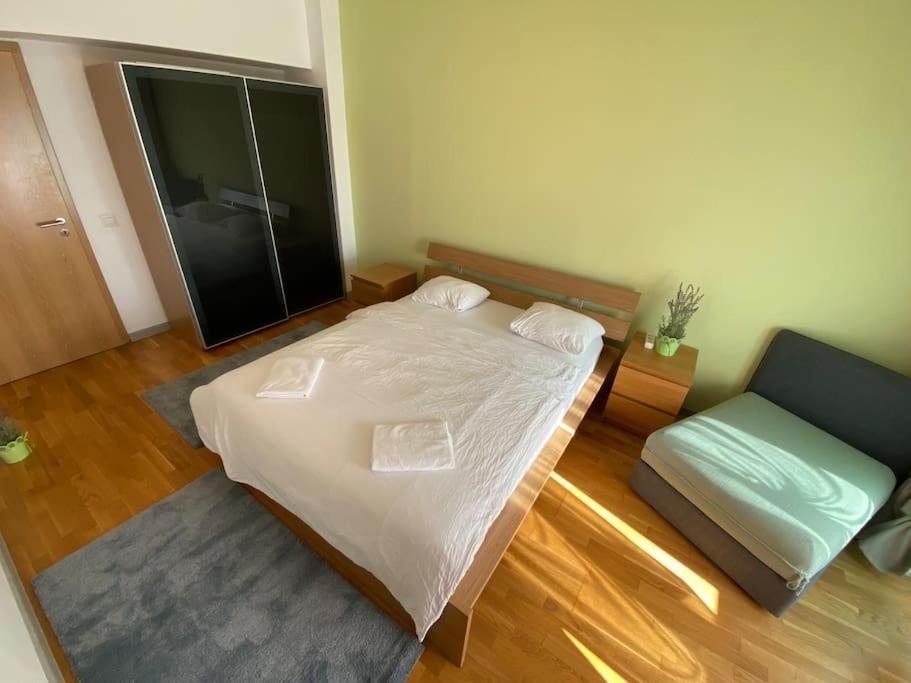 Green Apartment 214 With Private Parking ブカレスト エクステリア 写真