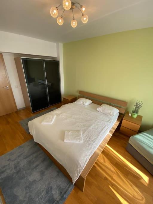 Green Apartment 214 With Private Parking ブカレスト エクステリア 写真